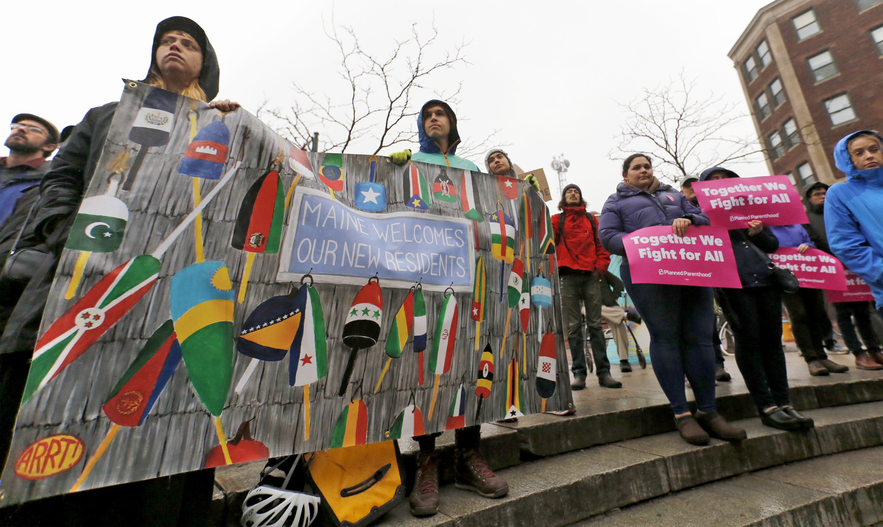 Hundreds support immigrant community at rally