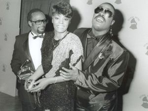 Stevie Wonder with Quincy Jones & Dionne Warwick at the Grammy Awards 2/86