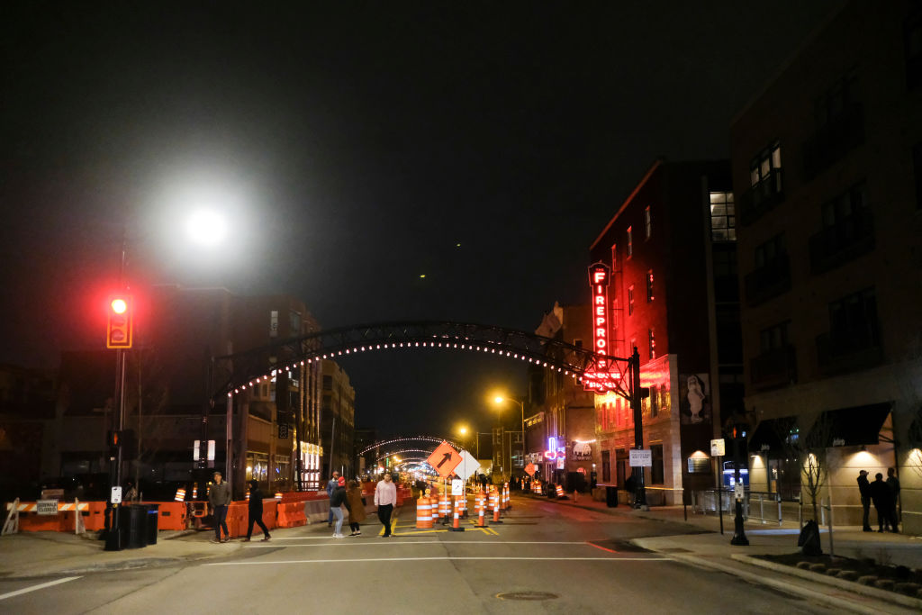 Ohio And Illinois Order All Bars And Restaurants To Close To Limit Spread Of Coronavirus